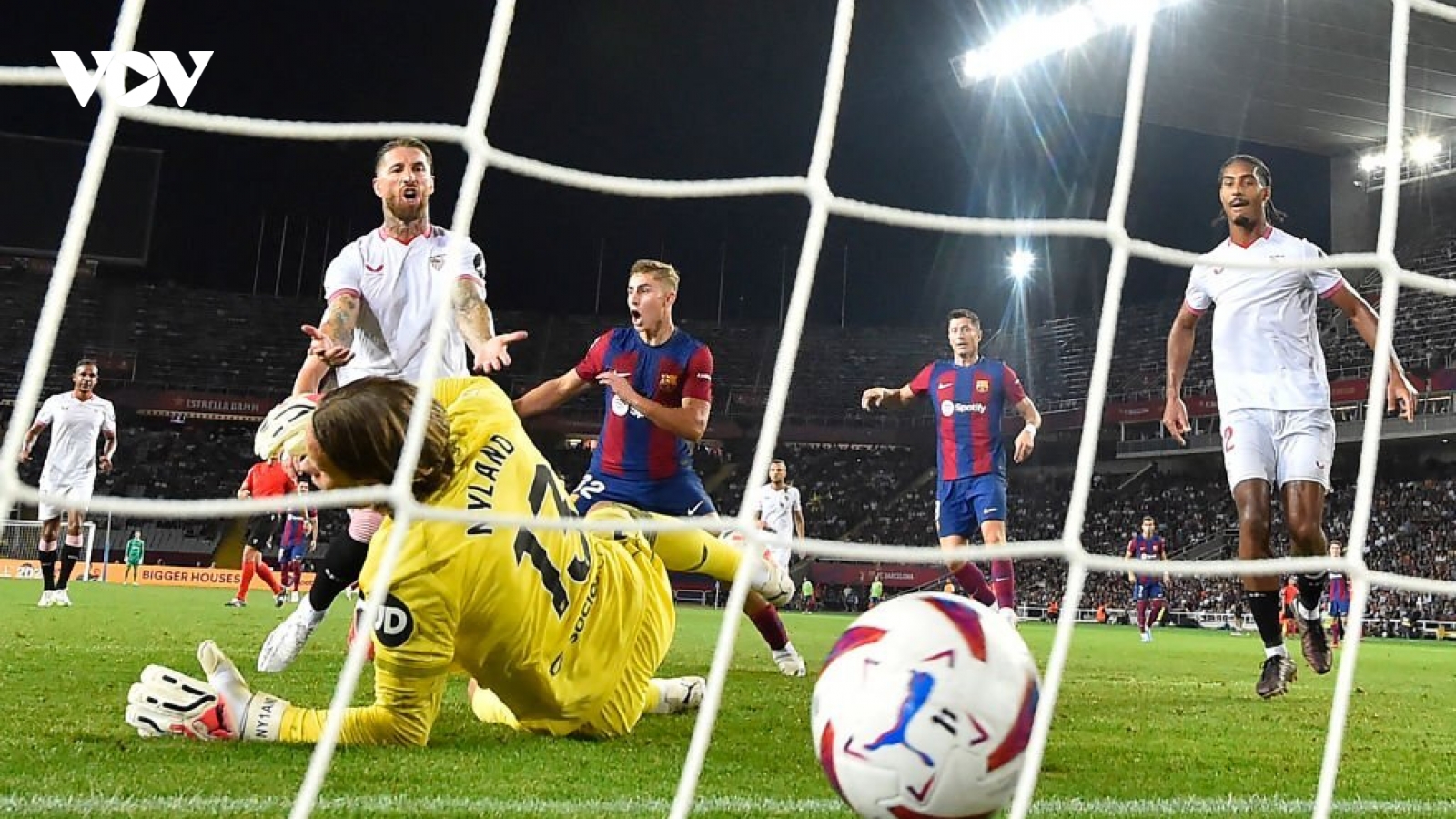 Kết quả bóng đá ngày 30/9: Barca đánh bại Sevilla nhờ pha phản lưới của Ramos