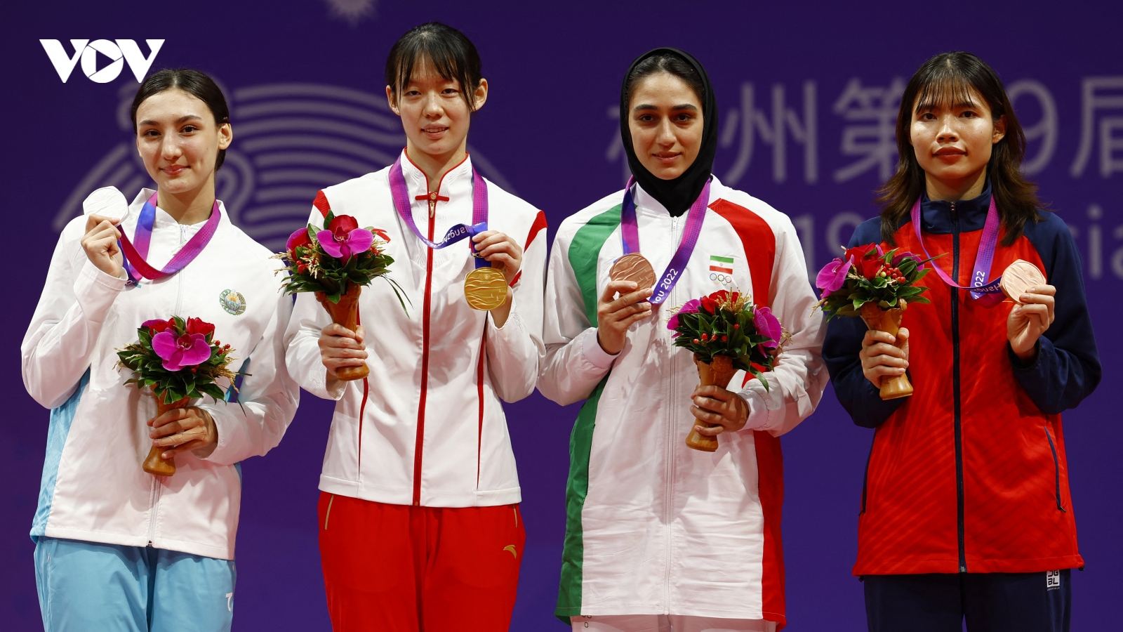 Cô gái dân tộc Thái ngỡ ngàng khi thắng võ sĩ Hàn Quốc để giành HCĐ ASIAD 19