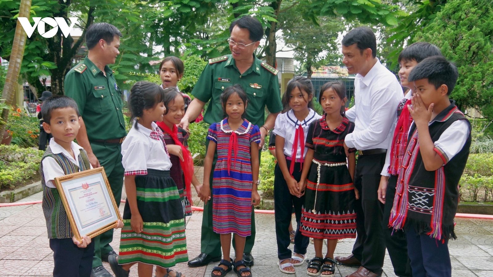 Tuyên dương học sinh vượt khó học tập khu vực biên giới Thừa Thiên Huế