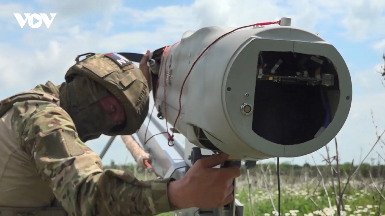 Cận cảnh lính Nga lắp ráp và phóng UAV quân sự trong xung đột Ukraine