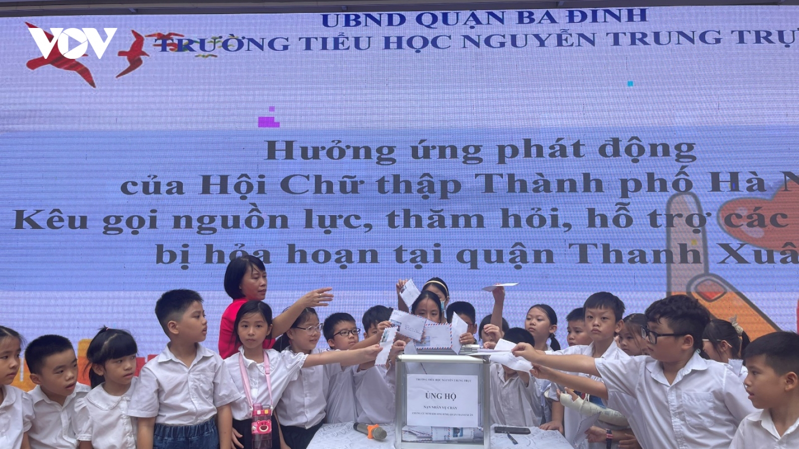 Trường học tại Hà Nội dành 1 phút mặc niệm các nạn nhân trong vụ cháy chung cư mini