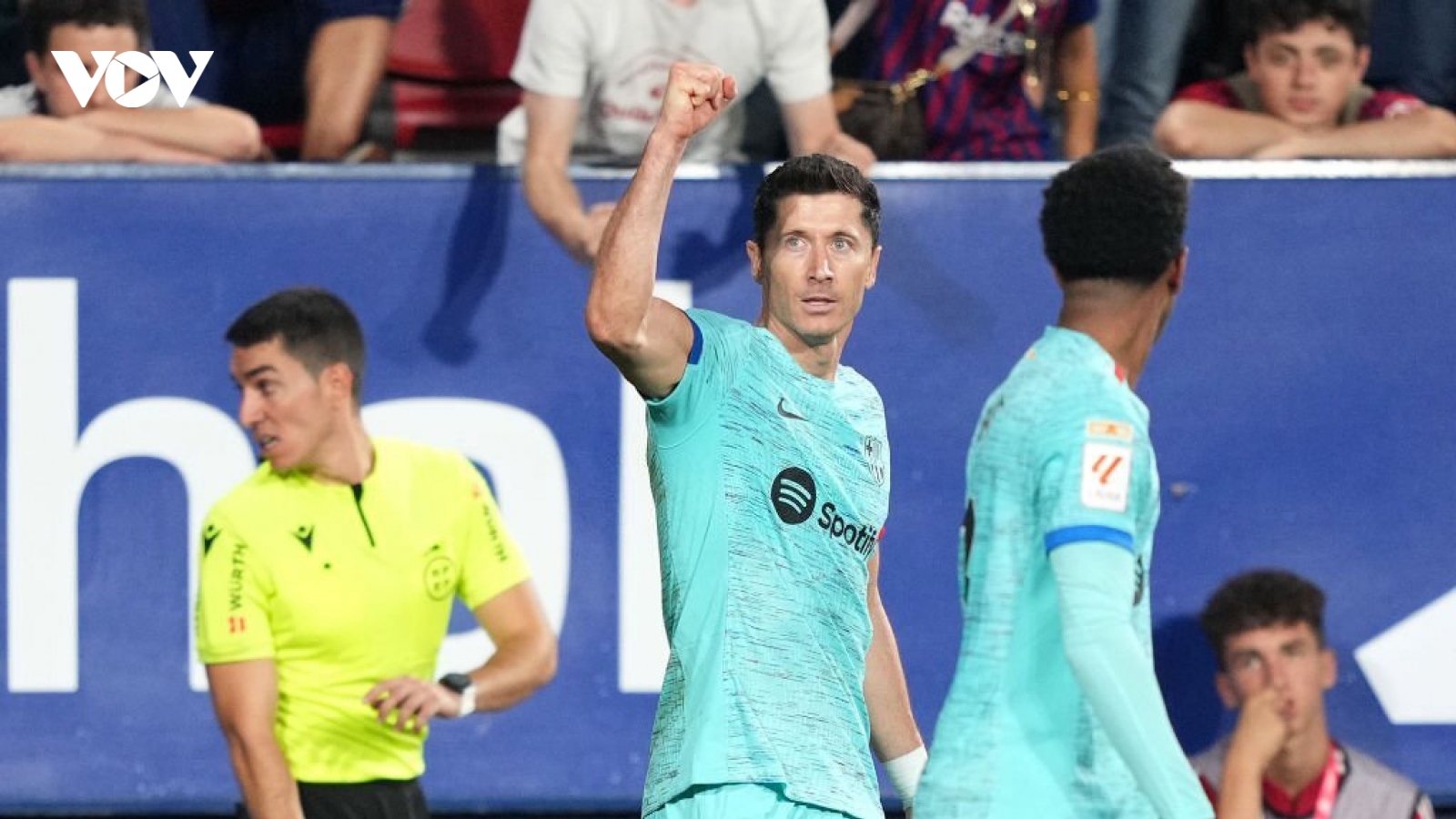Lewandowski tỏa sáng, Barca vất vả đánh bại Osasuna