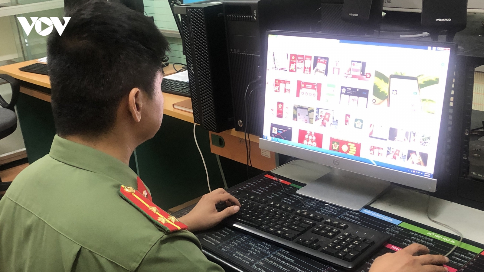 Chiếm đoạt gần 900 triệu đồng qua cài đặt ứng dụng VNeID giả mạo