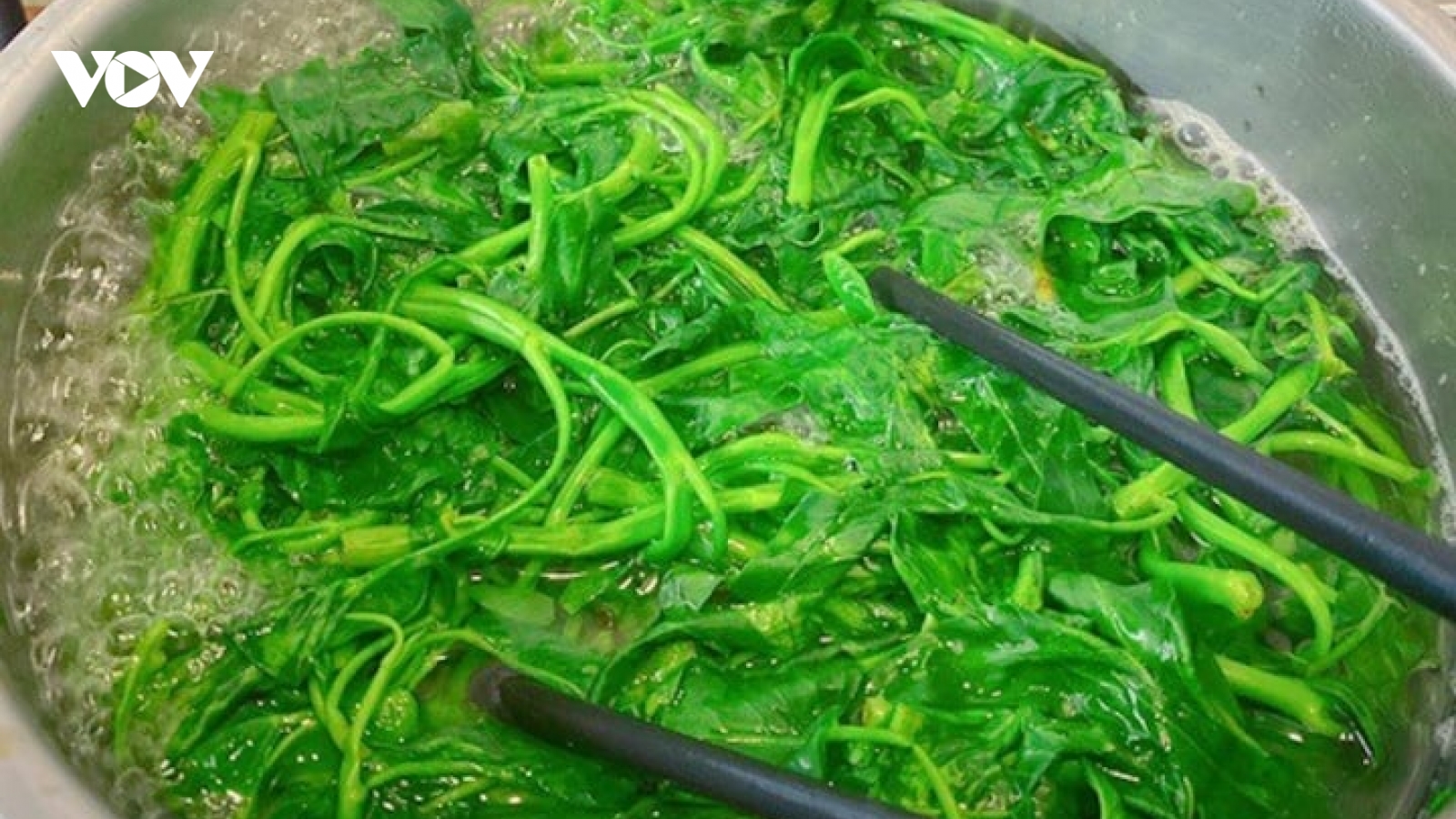 Nên đậy hay mở vung khi luộc rau?