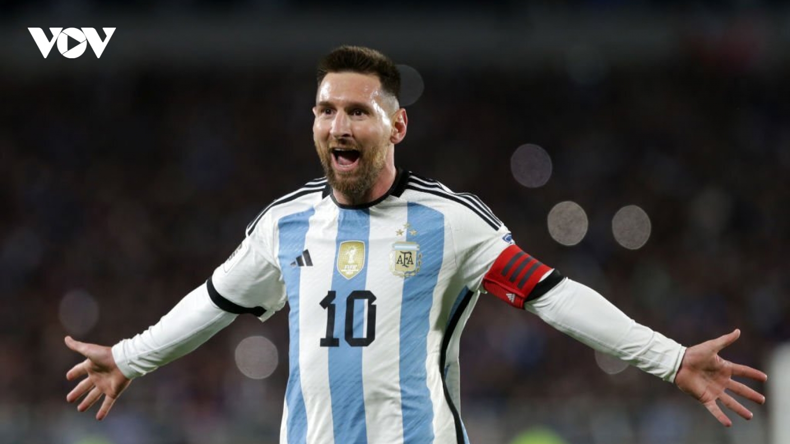 Siêu phẩm đá phạt trước Ecuador đưa Messi chạm cột mốc kỷ lục