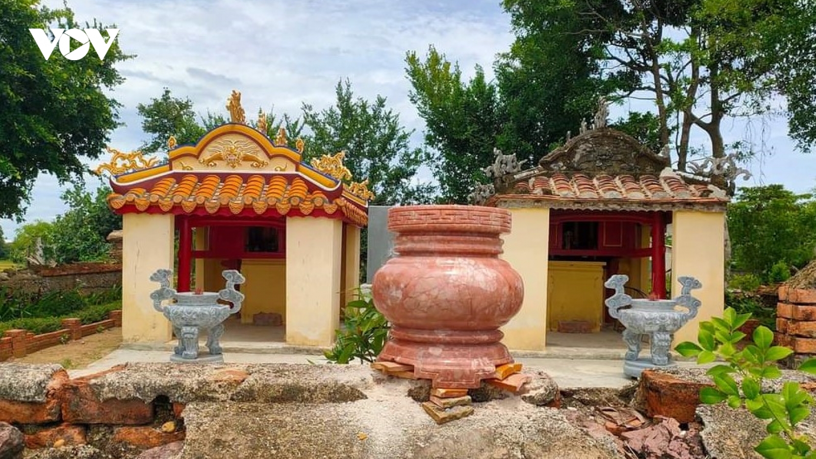 Di chuyển phù điêu Nguyễn Huệ và Nguyễn Nhạc ra khỏi Miếu Đôi