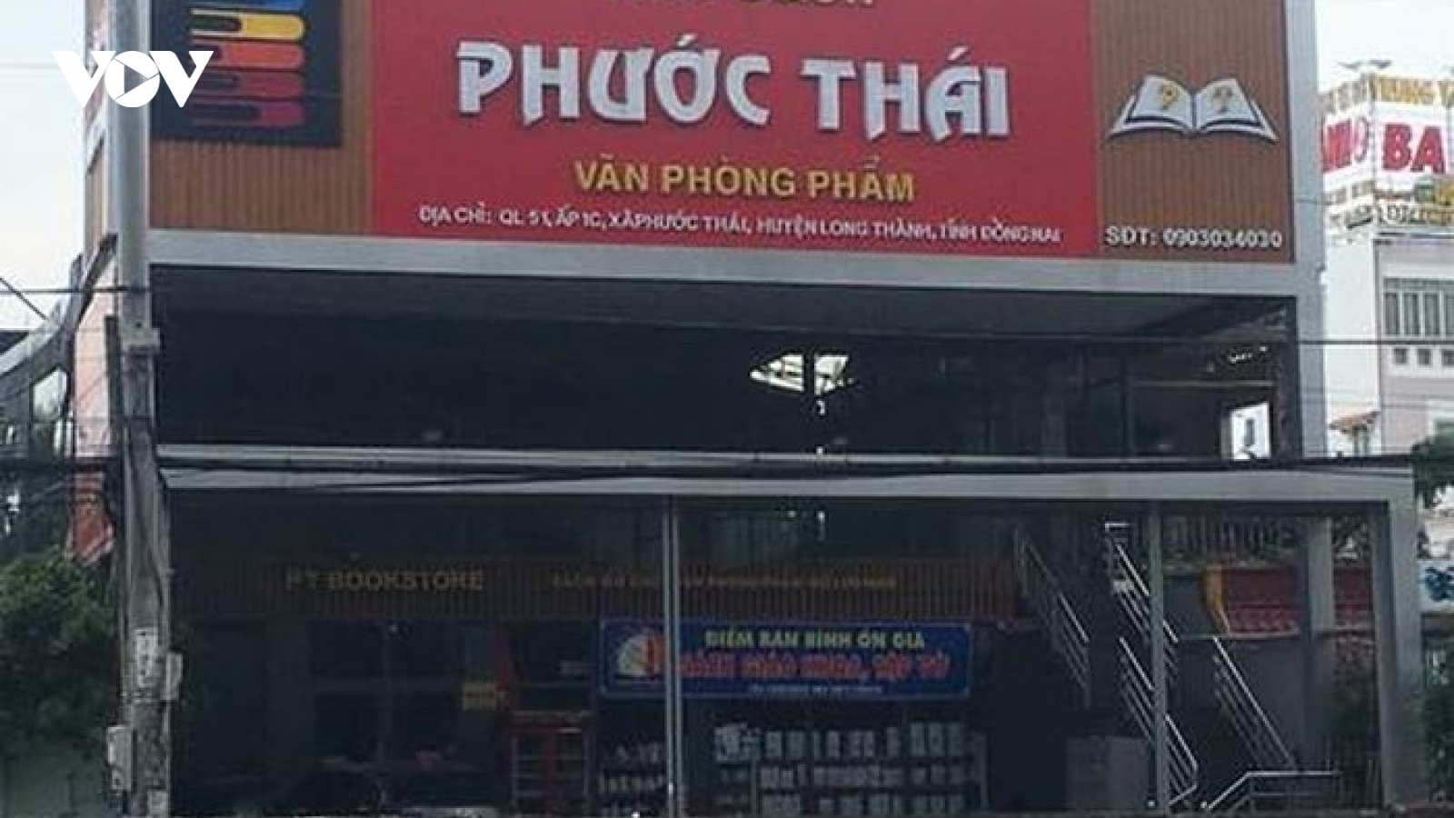 Truy bắt đối tượng cầm súng vào nhà sách để cướp tiền