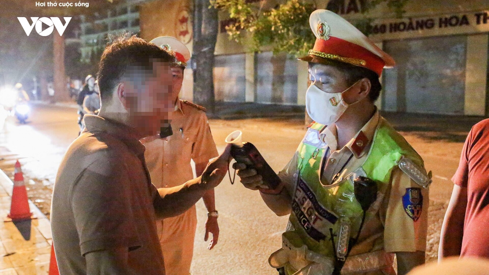 Tài xế không chịu đo nồng độ cồn vì được bạn khuyên "Đừng thổi, không xin được"