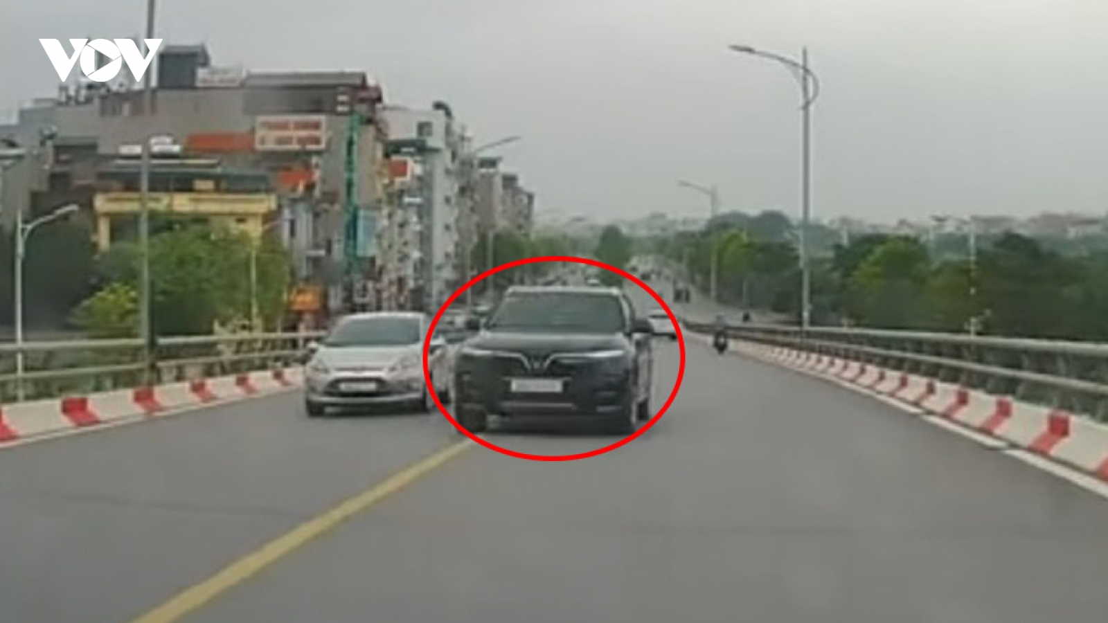 Có được vượt xe khác khi đang di chuyển trên cầu?