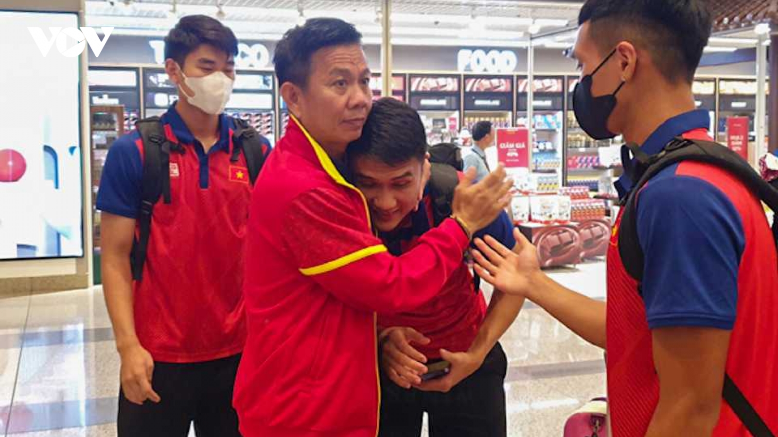 Olympic Việt Nam về nước, HLV Hoàng Anh Tuấn nói lời gan ruột với CĐV