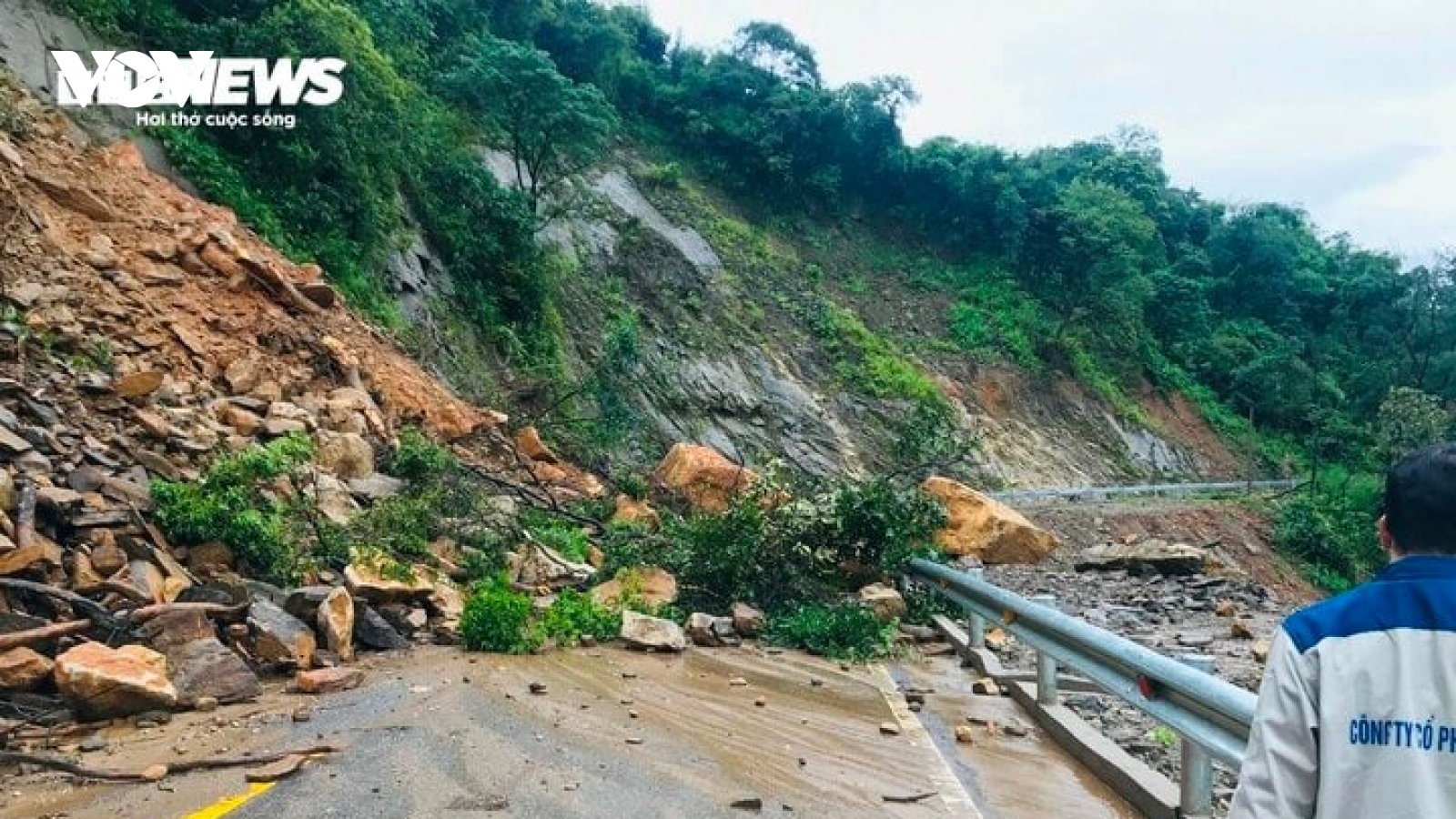 Sạt lở hàng trăm khối đất đá, chặn đường độc đạo lên cửa khẩu Cầu Treo