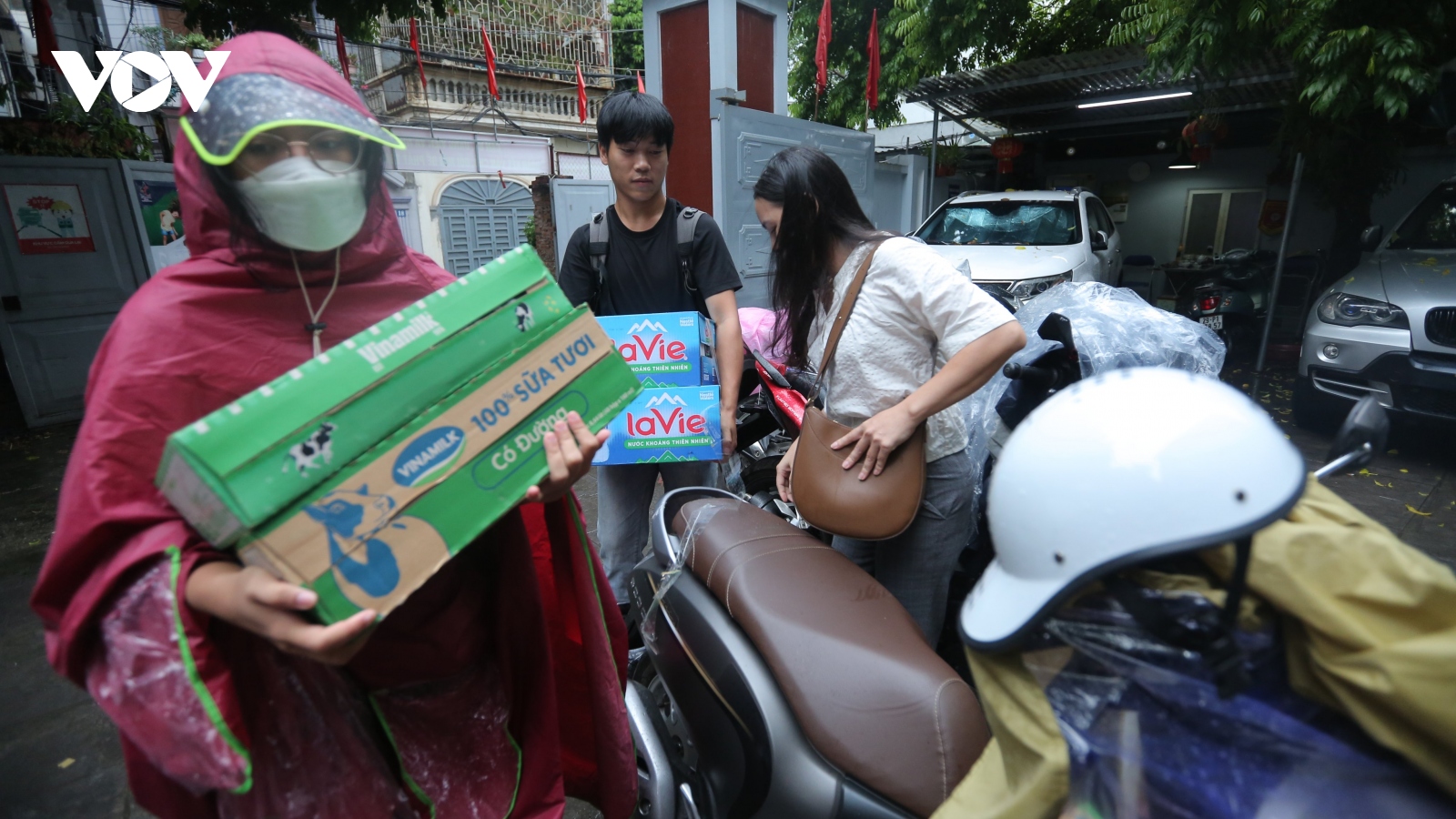 Người dân chung tay quyên góp cho các nạn nhân cháy chung cư mini