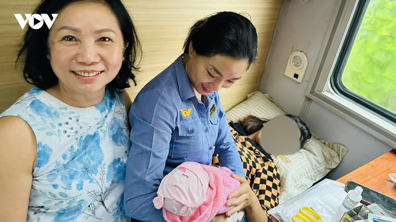 Nhân viên tàu lửa hỗ trợ 1 phụ nữ sinh con an toàn ngay trên tàu