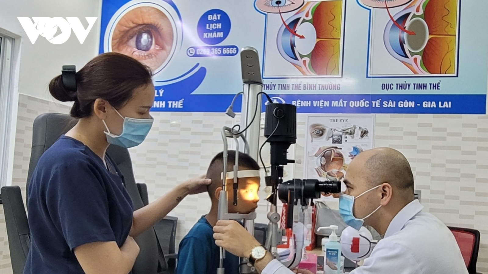 Hà Nội ghi nhận nhiều học sinh tới bệnh viện khám đau mắt đỏ