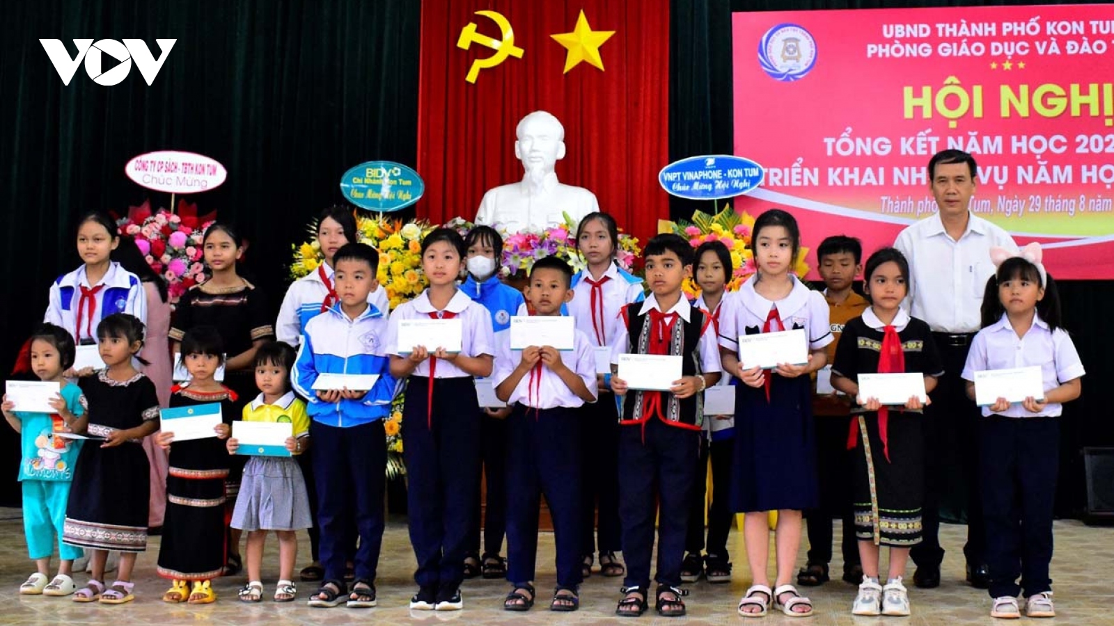 Kon Tum hỗ trợ học sinh khó khăn trước thềm năm học mới