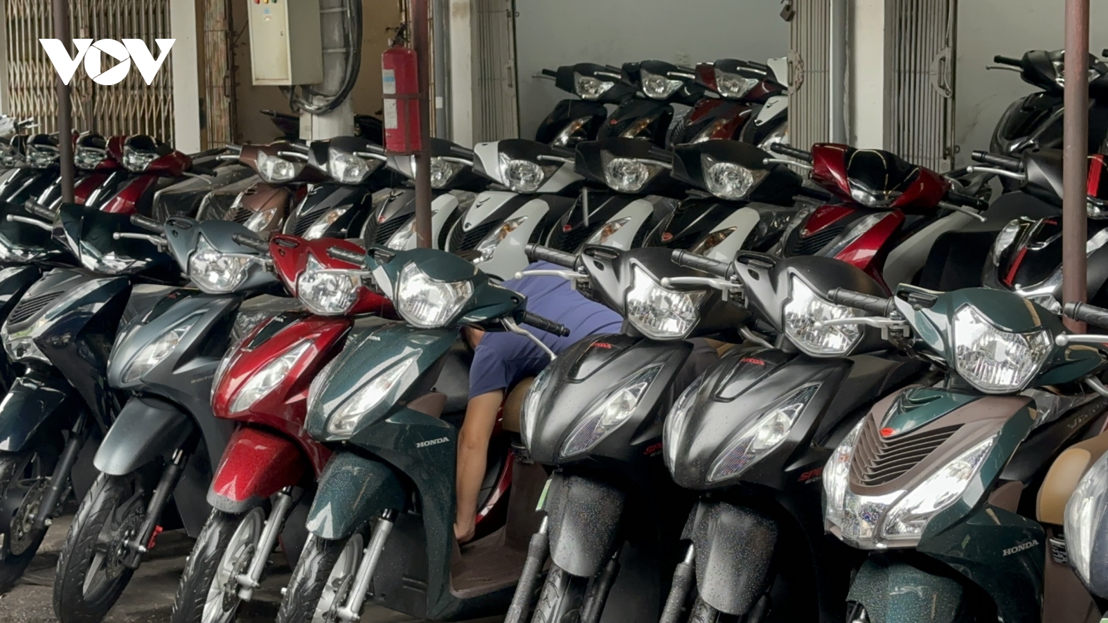 Thị trường xe máy cũ ế ẩm: Dân buôn "ngáp vặt”, lướt điện thoại đợi khách