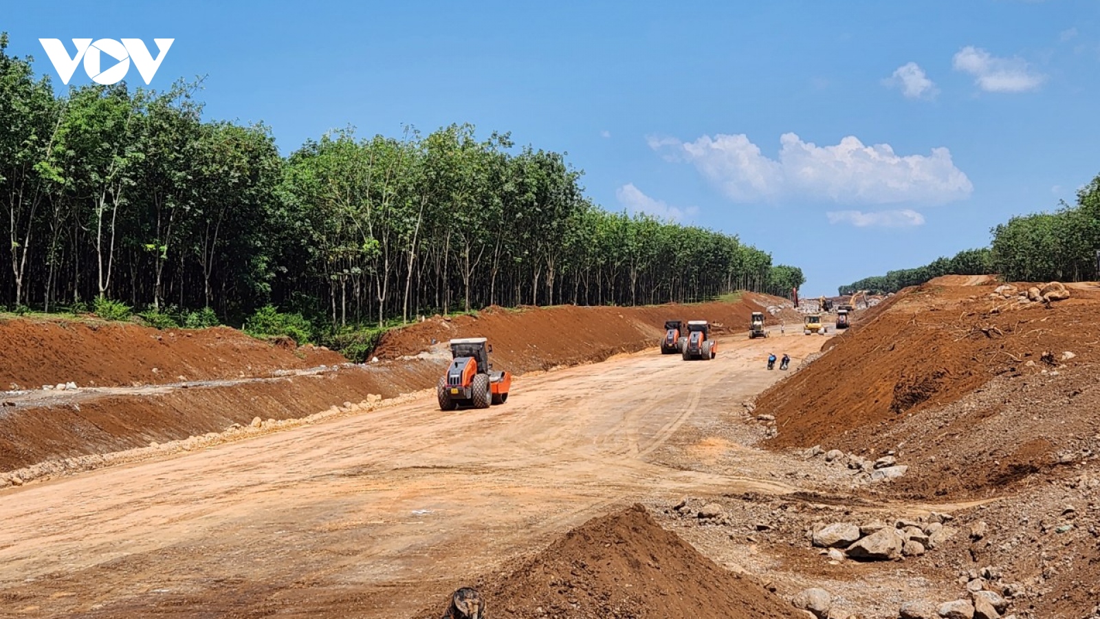 Cao tốc Vạn Ninh- Cam Lộ: Thuê đất của dân để thi công cho kịp tiến độ