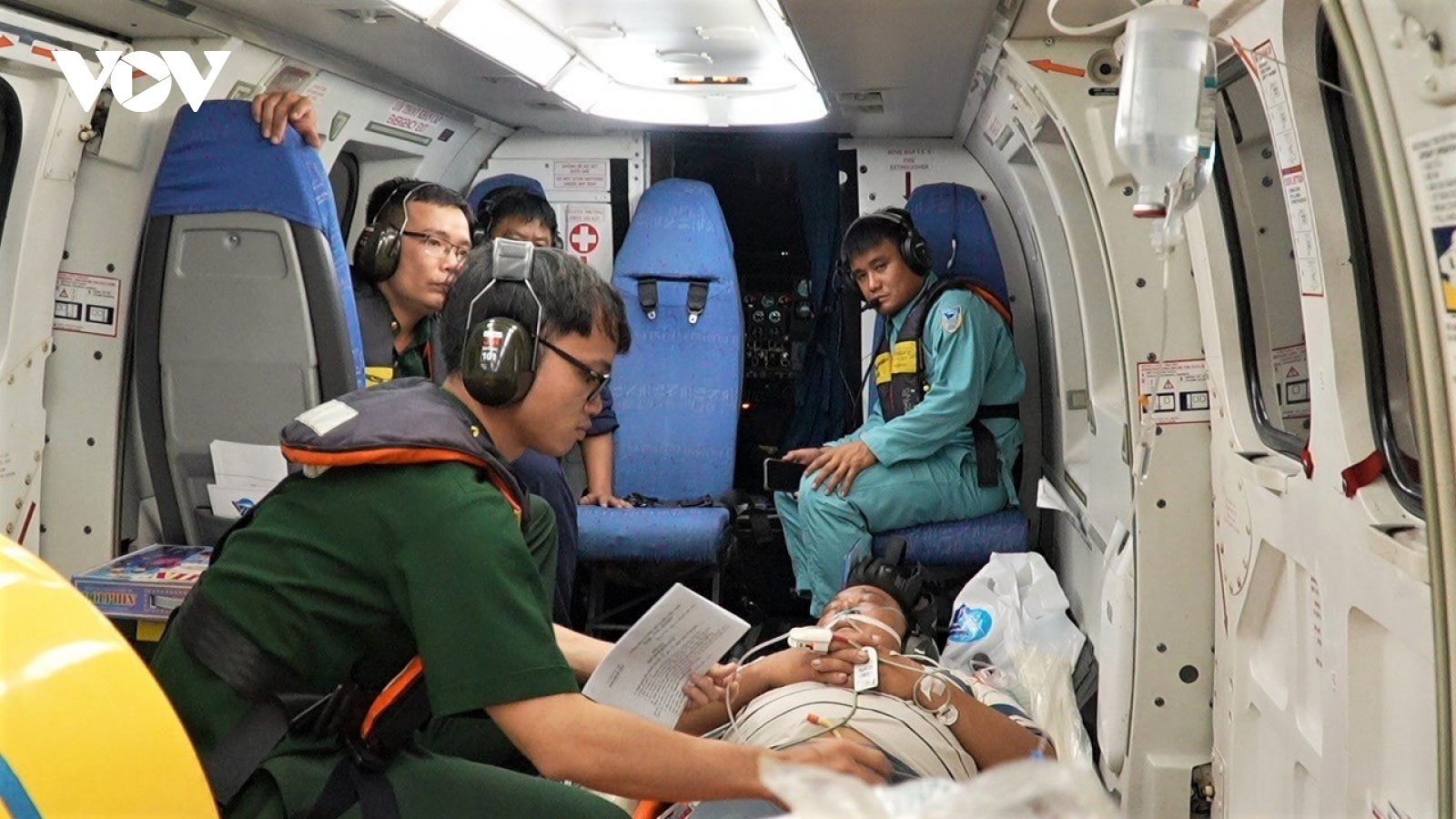 Dùng trực thăng đưa 3 bệnh nhân bị hội chứng giảm áp vào đất liền cấp cứu