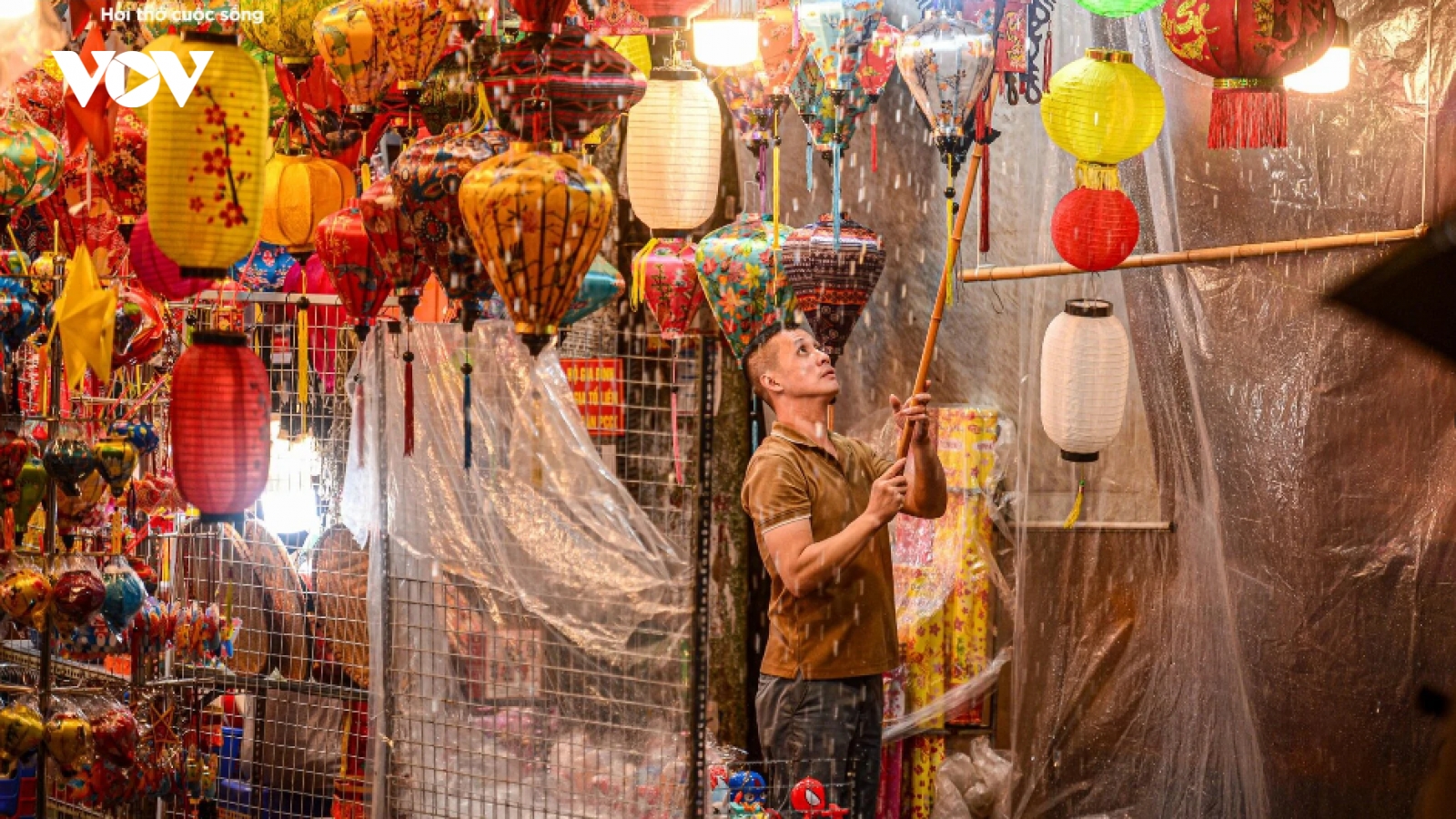 Mưa lớn đêm Trung Thu, tiểu thương Hàng Mã nháo nhác dọn hàng