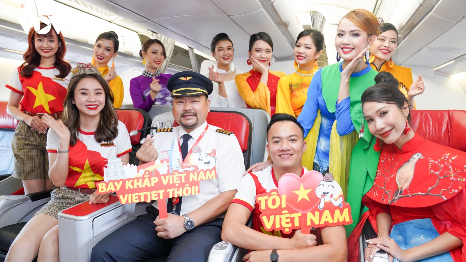 Rộn ràng hình ảnh cờ đỏ sao vàng trên những chuyến bay Vietjet dịp 2/9