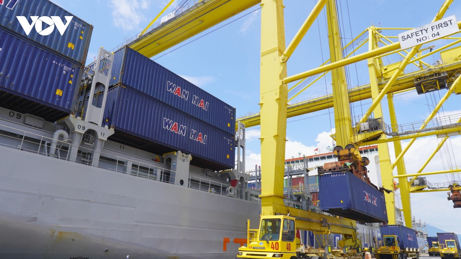 Cảng Đà Nẵng đón chuyến tàu container đầu tiên đưa hàng hóa đến bờ Tây Hoa Kỳ.
