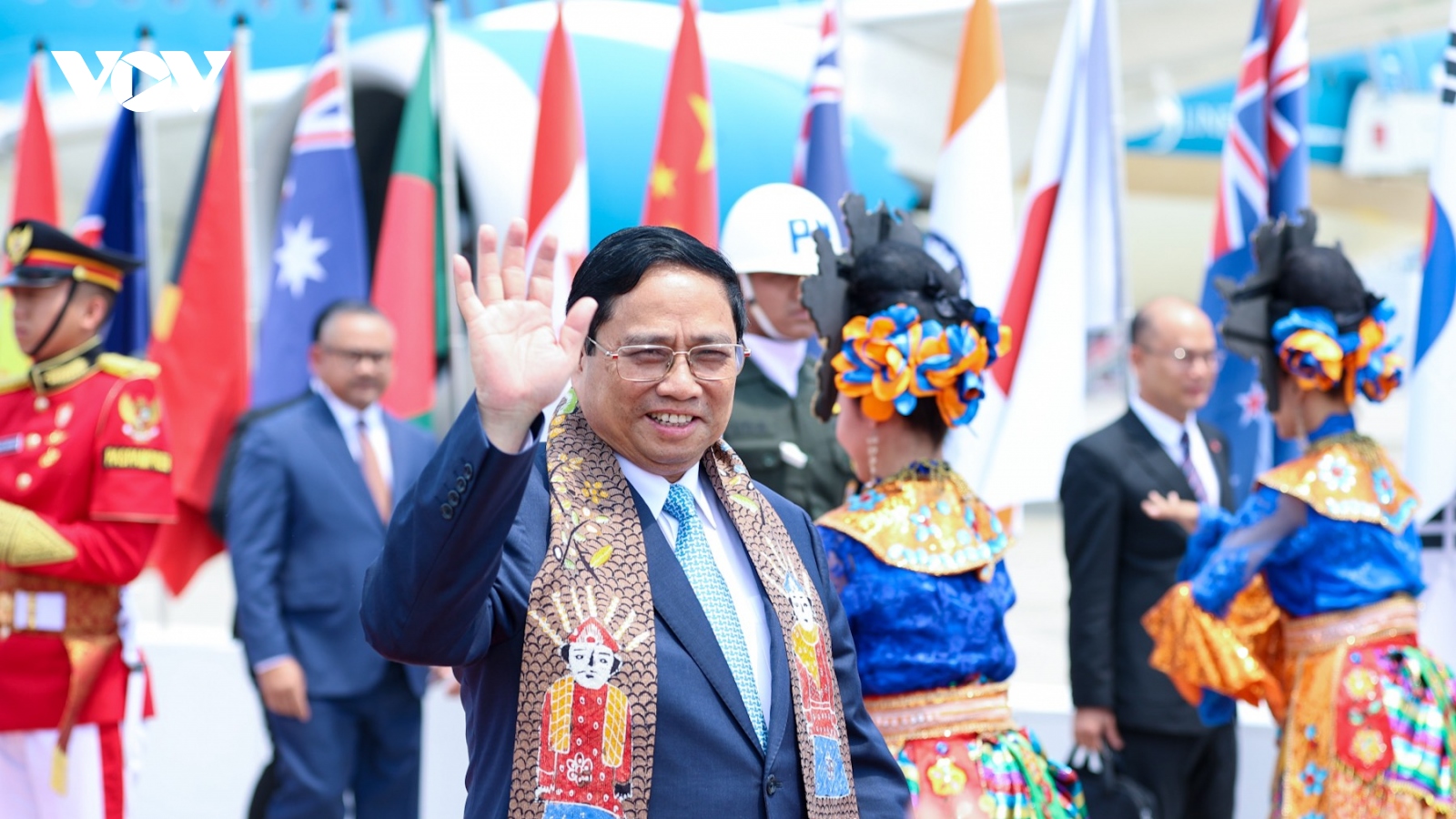 Thủ tướng đến Indonesia, bắt đầu tham dự Hội nghị Cấp cao ASEAN 43