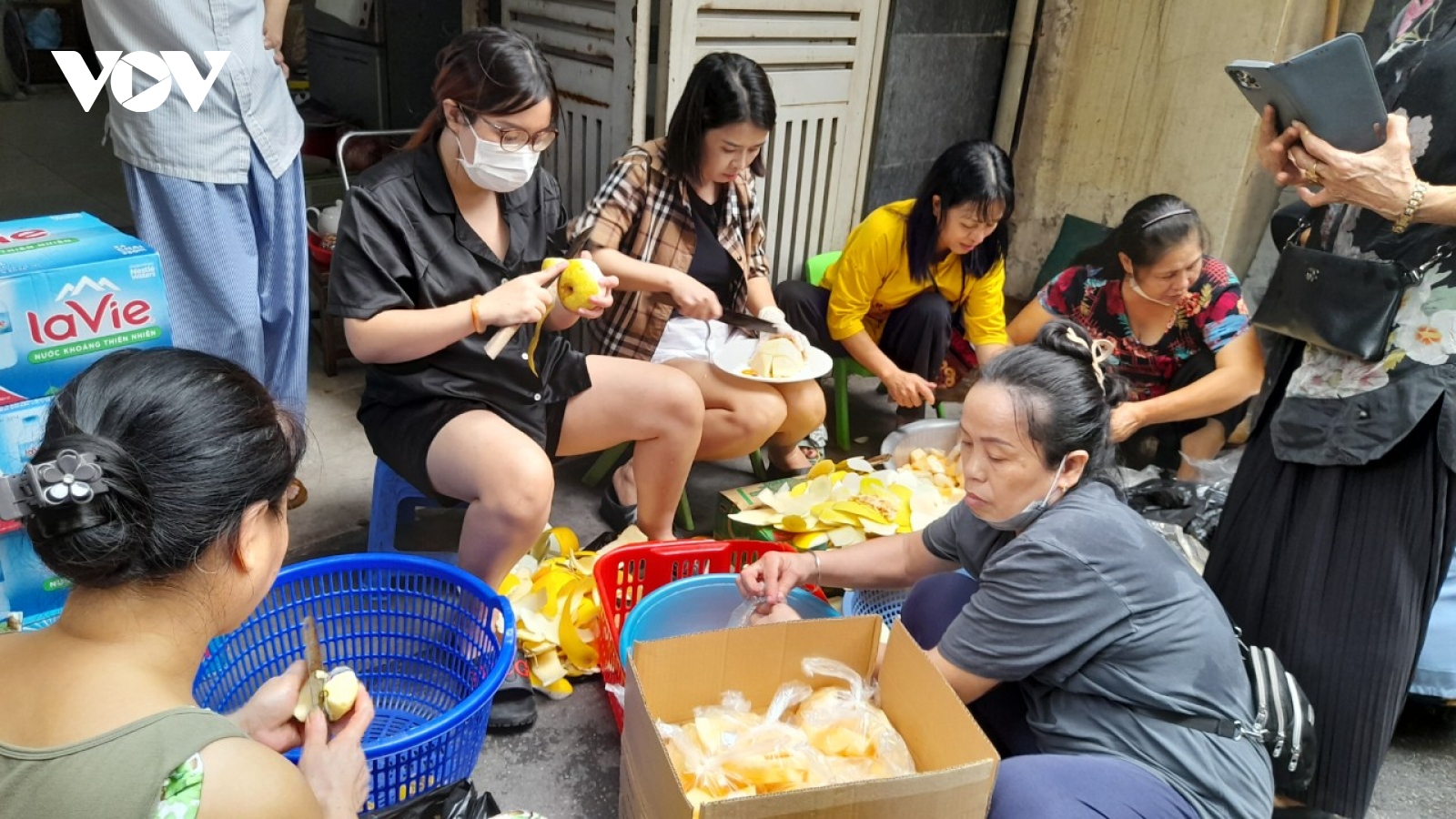 Người dân mang đồ ăn tiếp sức cho cảnh sát chữa cháy chung cư mini ở Khương Hạ