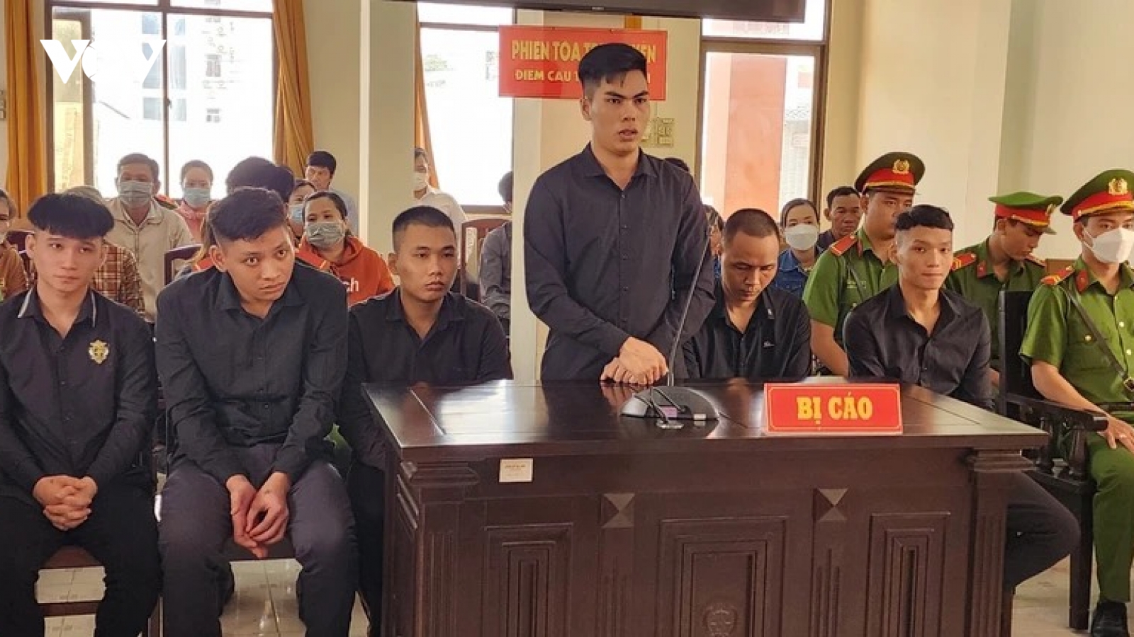 Nhóm côn đồ say rượu chém người đi cùng chuyến phà bị phạt 44 năm tù
