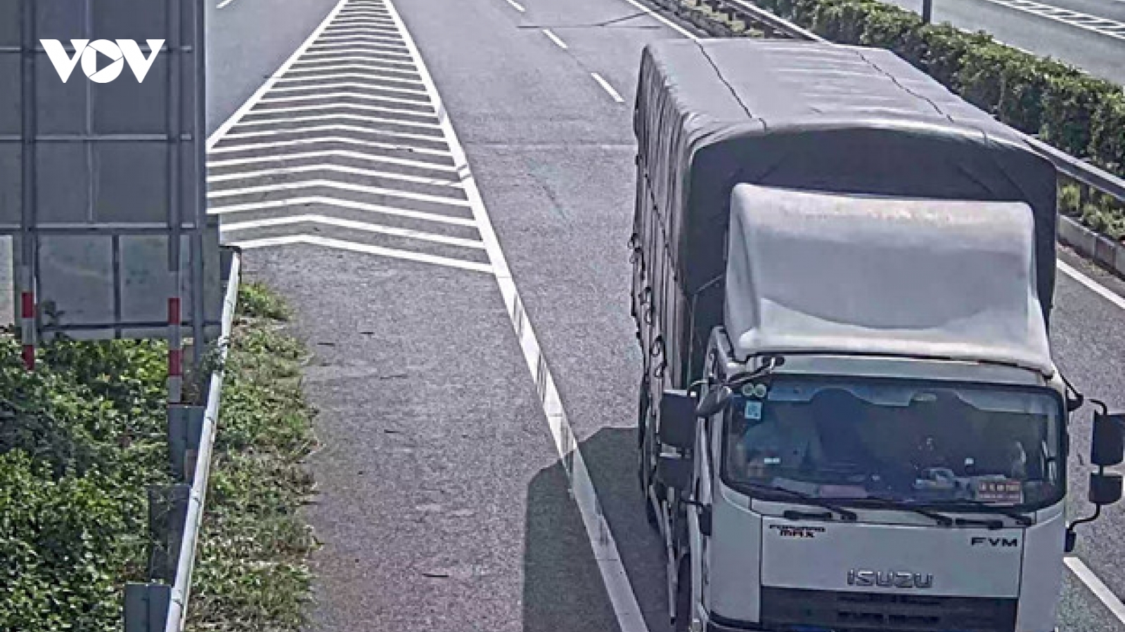 Xử lý tài xế cố tình che biển số để lùi xe trên cao tốc