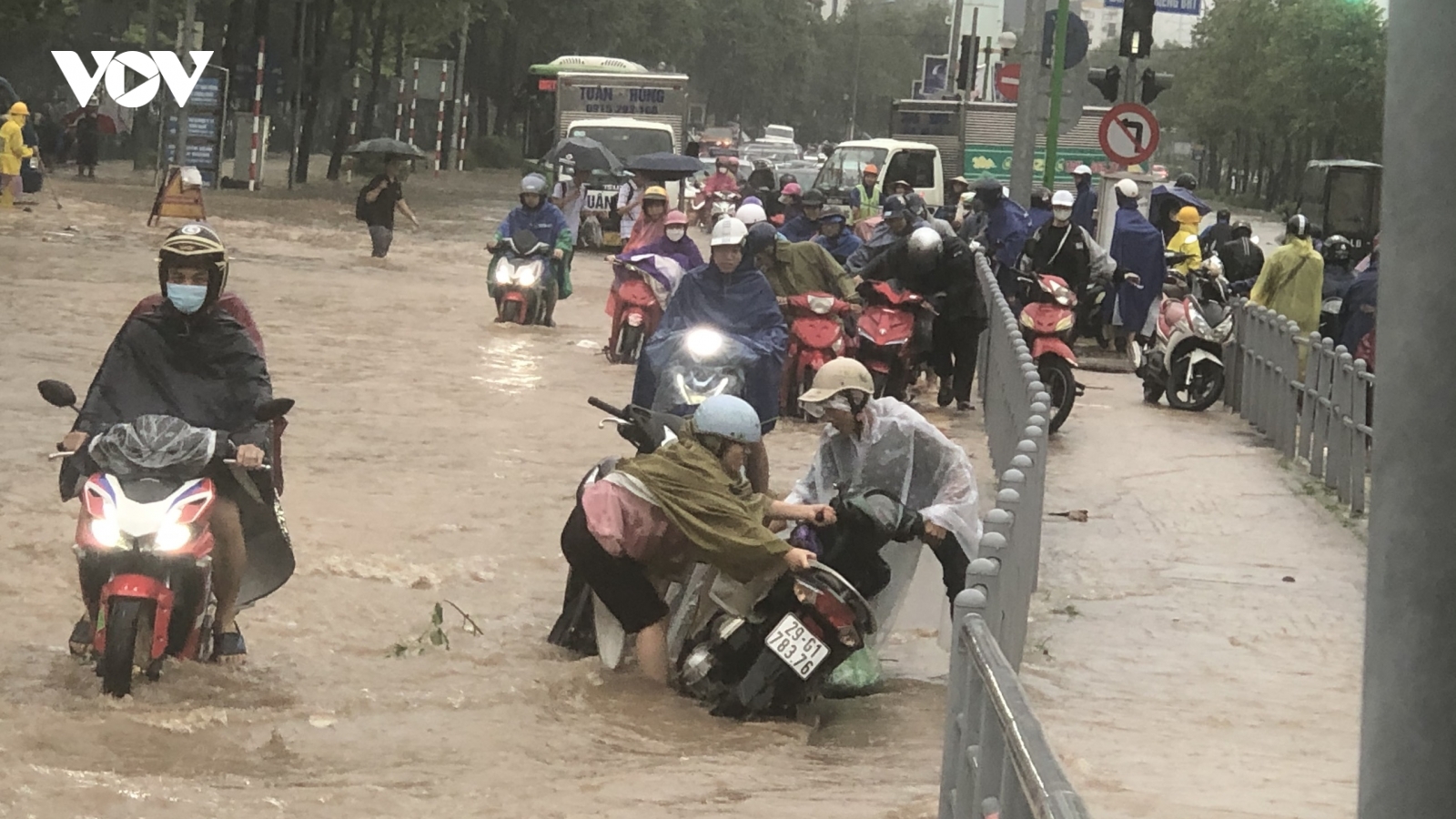 Mưa lớn đầu giờ sáng, nhiều khu vực tại Hà Nội ngập úng, giao thông ùn tắc