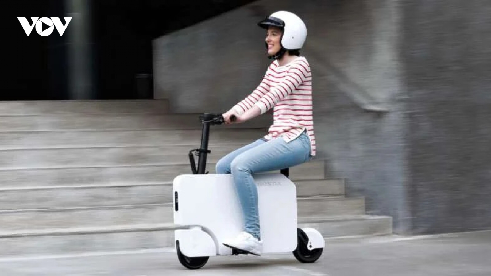 Honda trình làng mẫu scooter điện nhỏ gọn như một chiếc va li di động