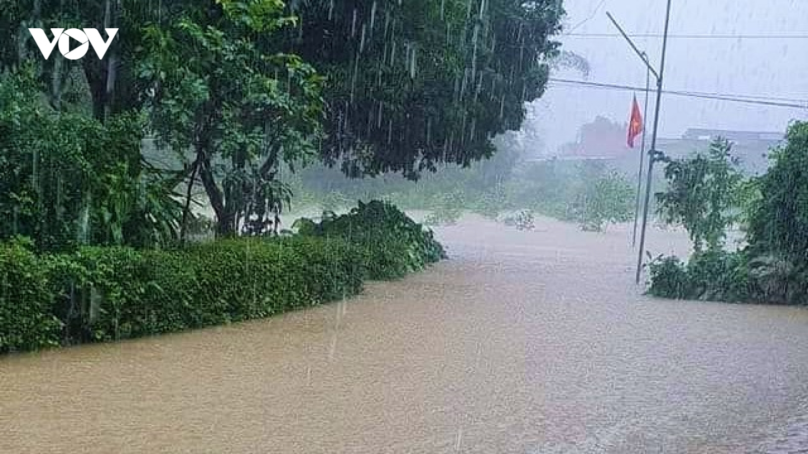 Lội qua suối đi làm, 2 chị em bị nước cuốn trôi