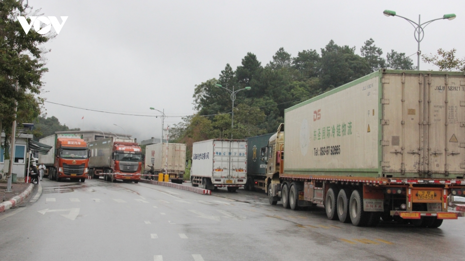 Lạng Sơn dừng nhận phương tiện chở hàng hóa vào bãi phi thuế quan