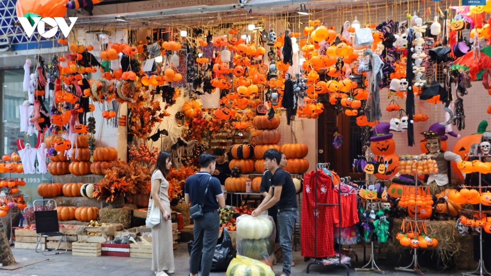 Phố Hàng Mã tưng bừng sắc màu Halloween