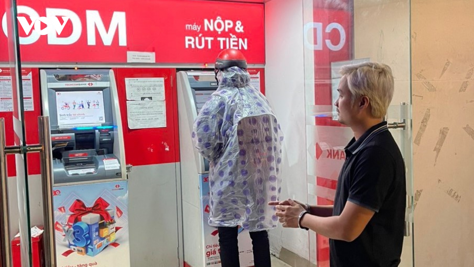 Hack thông tin mã giao dịch trên App và mã OTP tại các cây ATM để chiếm đoạt tiền