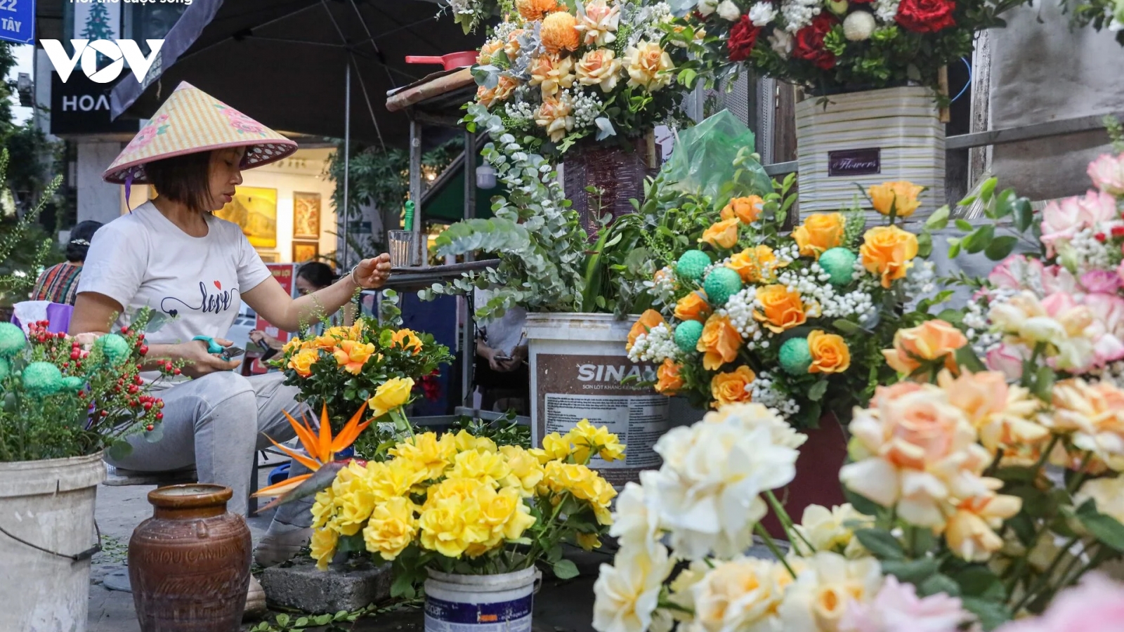 Giá hoa 20/10 giảm nhẹ, người bán không kịp ngơi tay