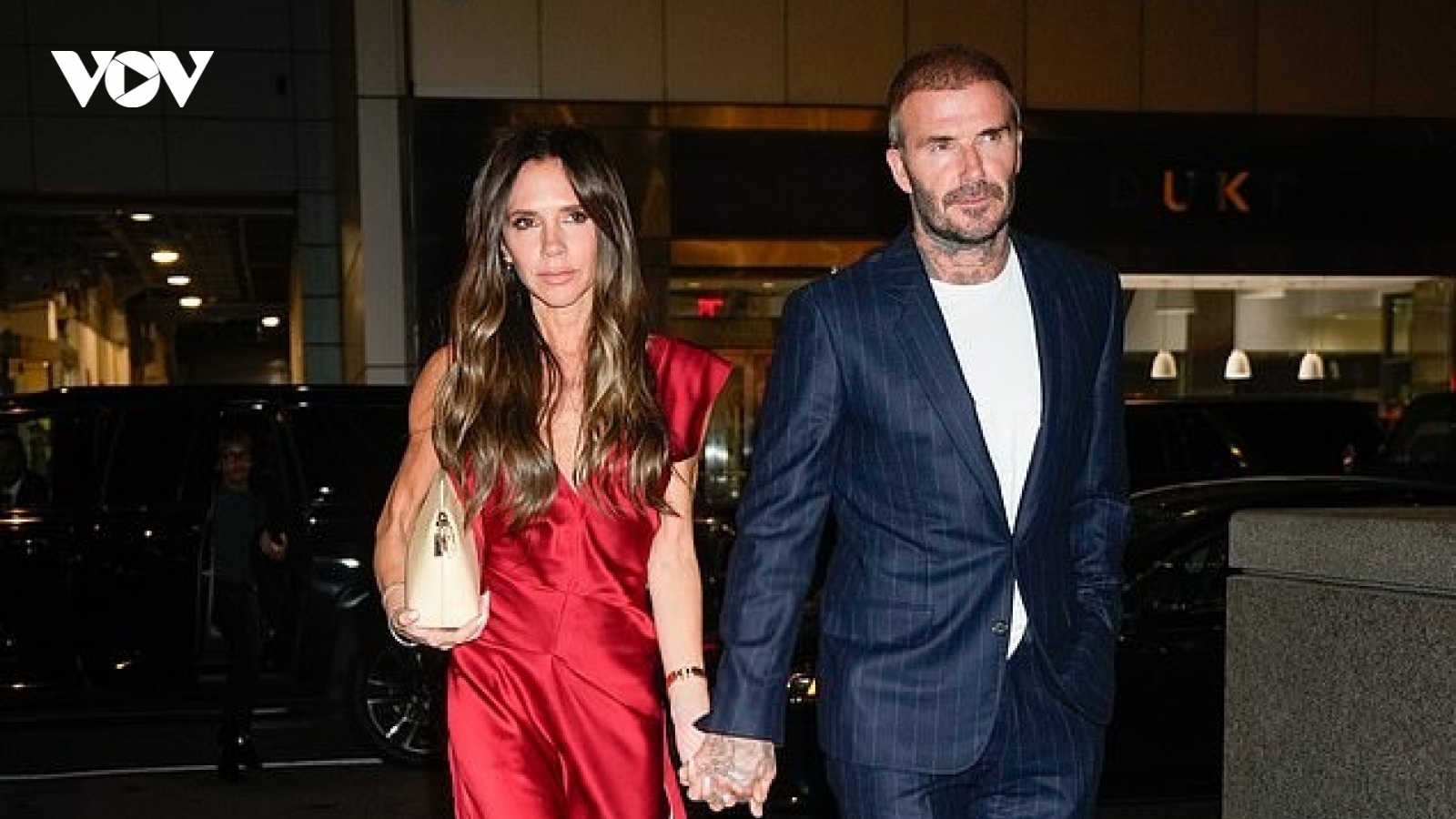 Vợ chồng David - Victoria Beckham nắm tay tình cảm xuống phố