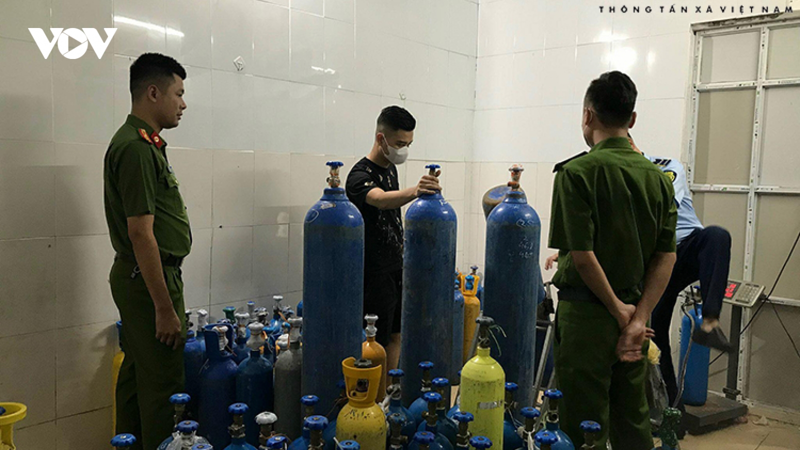 Phát hiện bình 'khí cười' dạng mới lần đầu du nhập vào Hà Nội