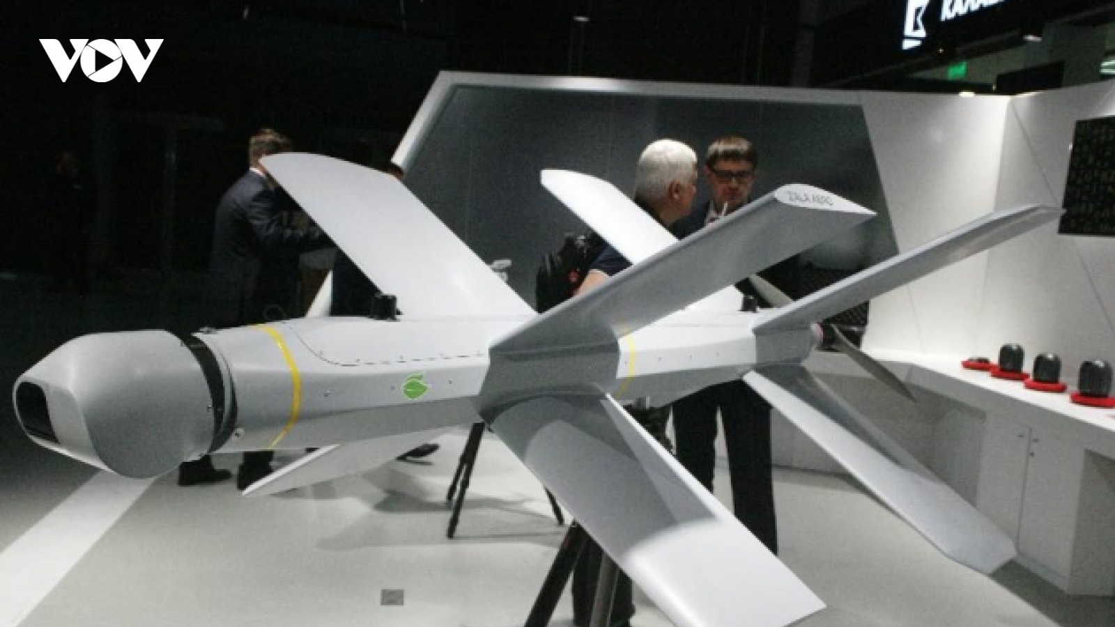 Khoảnh khắc UAV Lancet bổ nhào xuống pháo phản lực “Ma cà rồng” và phát nổ