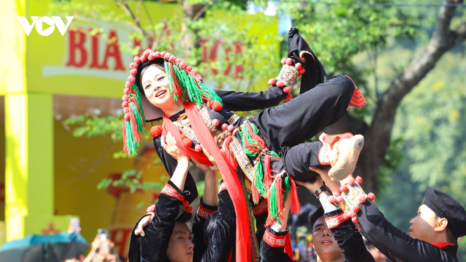 Hàng nghìn người trình diễn Carnaval Thu Hà Nội trên phố đi bộ Hồ Hoàn Kiếm