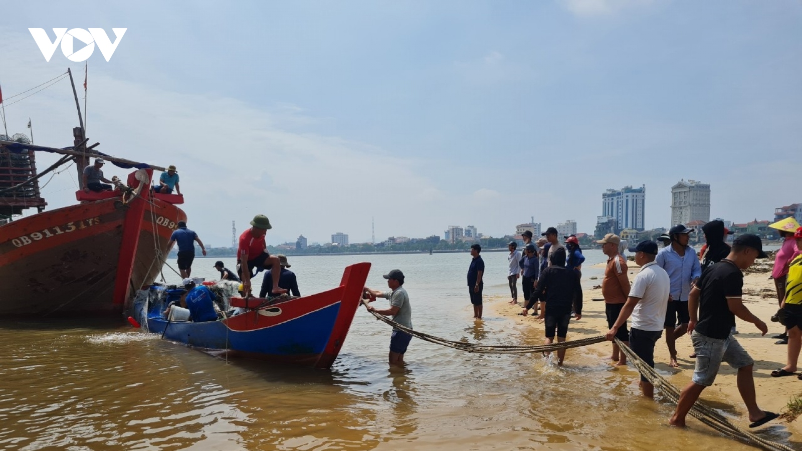 Quảng Bình cấm biển, 2 ngư dân vẫn ra khơi và bị chìm thuyền