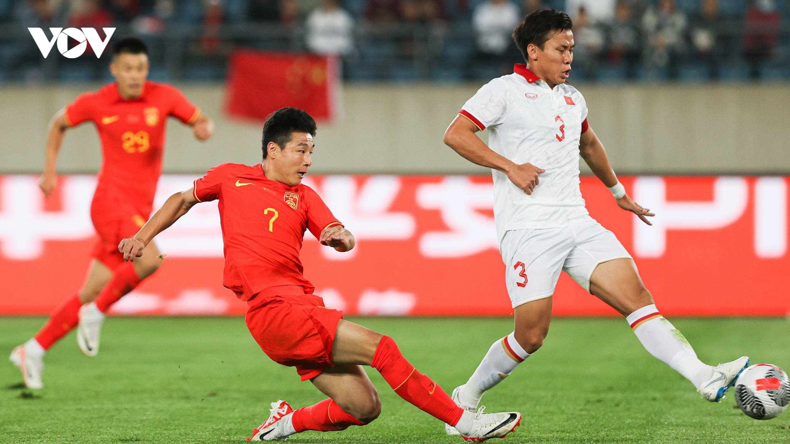 Tiến Linh nhận thẻ đỏ vì đánh nguội, ĐT Việt Nam thua 0-2 trên sân ĐT Trung Quốc