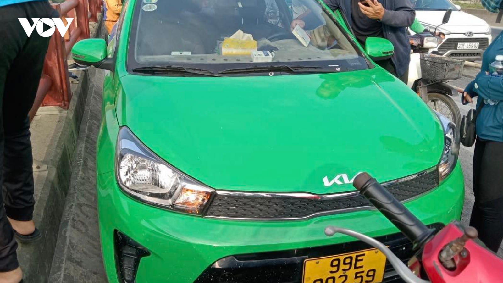 Điều tra vụ lái xe taxi nhảy cầu Thanh Trì xuống sông Hồng