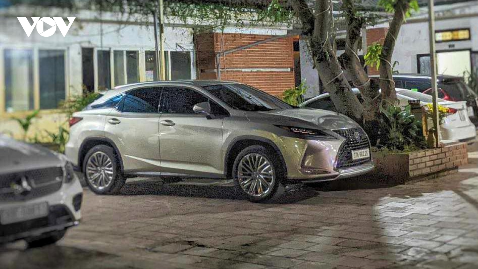 Xác minh thông tin xe Lexus bị kê biên ở Nghệ An lại xuất hiện tại Hà Nội