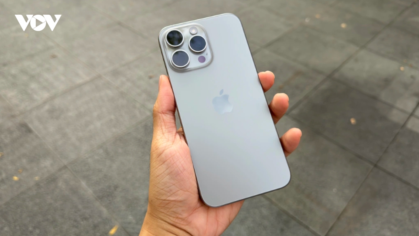 Vì sao không nên mua loại iPhone 15 khóa mạng giá rẻ?