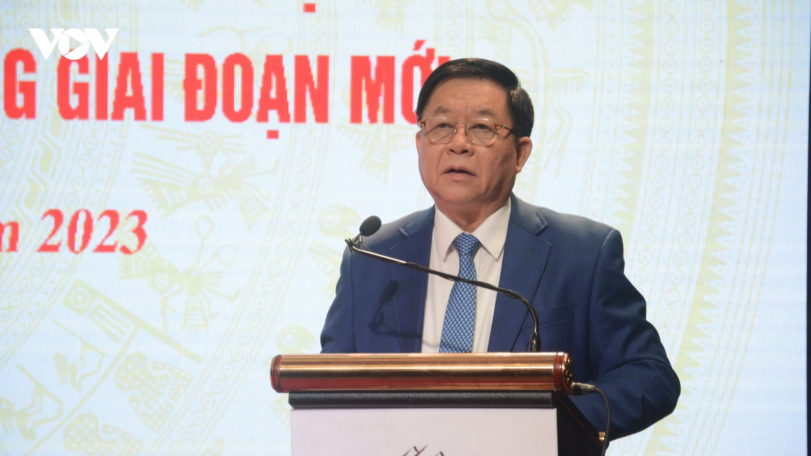 Chức vụ càng cao càng phải gương mẫu