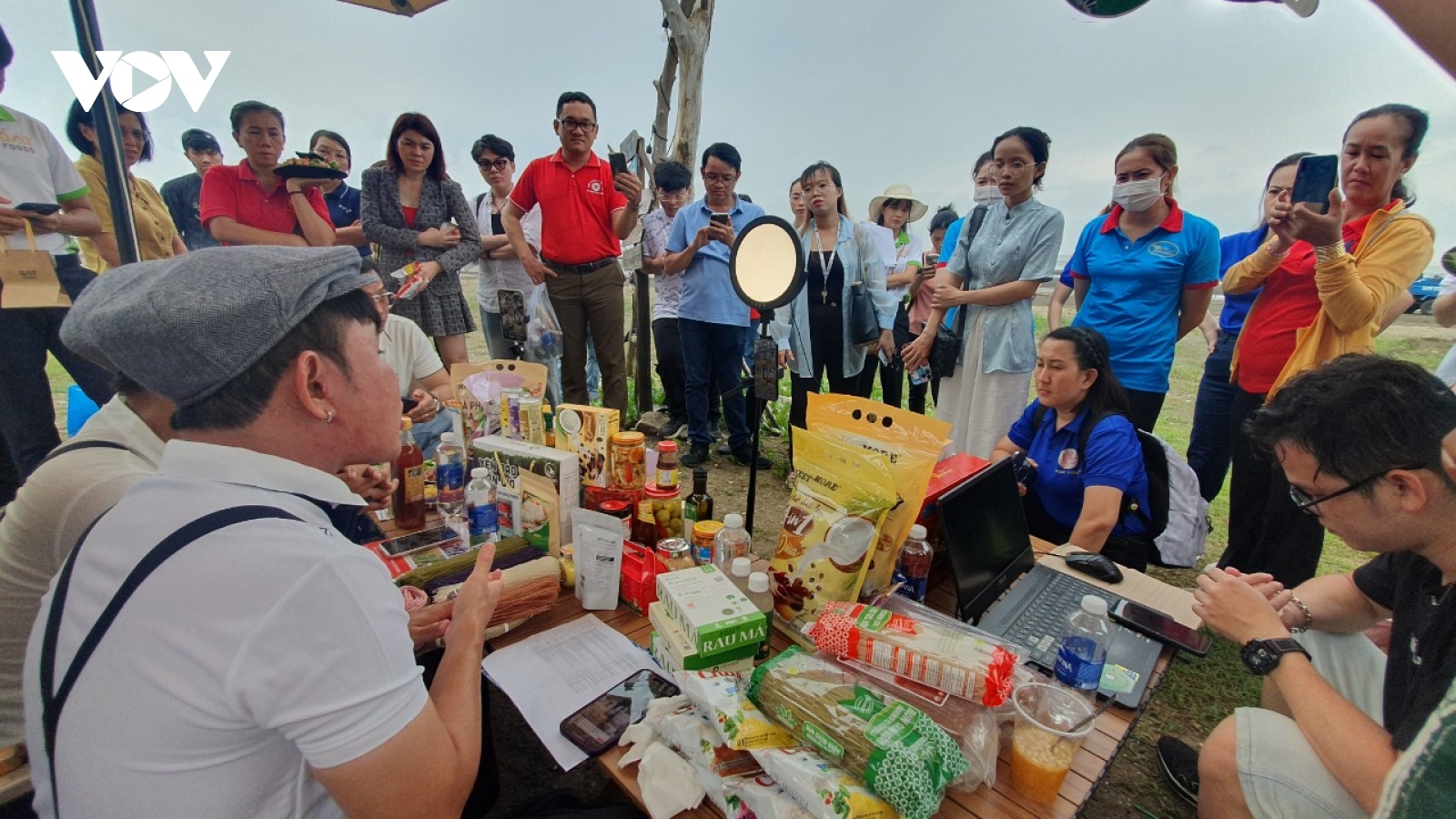 Nông dân livestream Tiktok, sản phẩm OCOP Cần Giờ “đắt như tôm tươi”