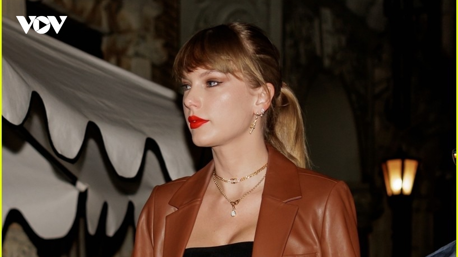 Taylor Swift xinh đẹp xuống phố hậu trở thành tỷ phú ở tuổi 33