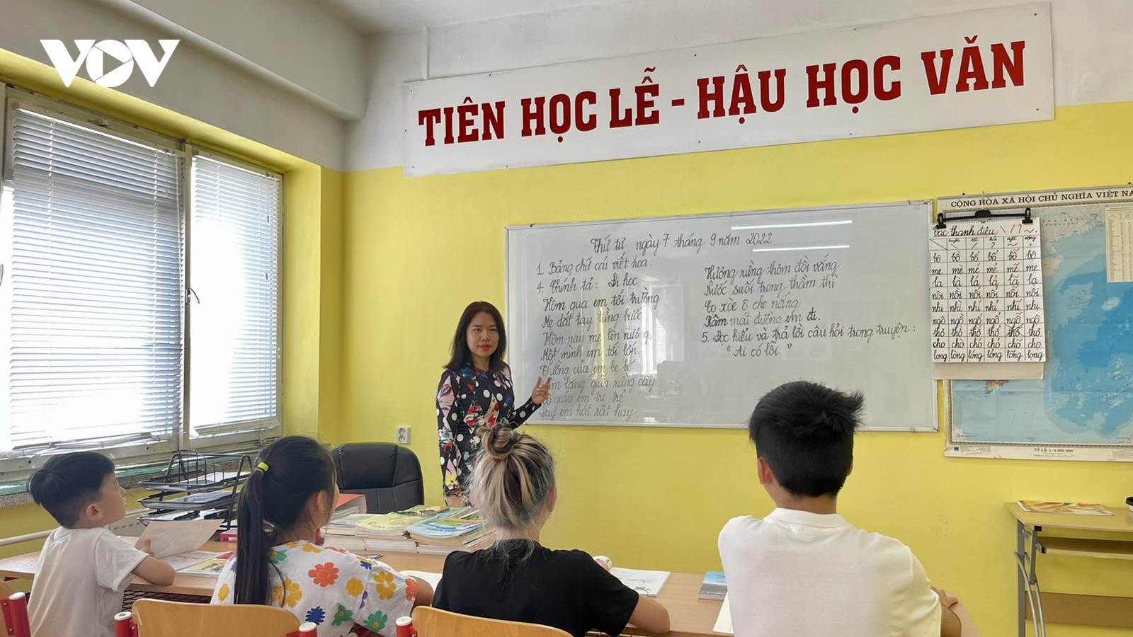 Gìn giữ bản sắc dân tộc qua hoạt động dạy và học tiếng Việt cho kiều bào