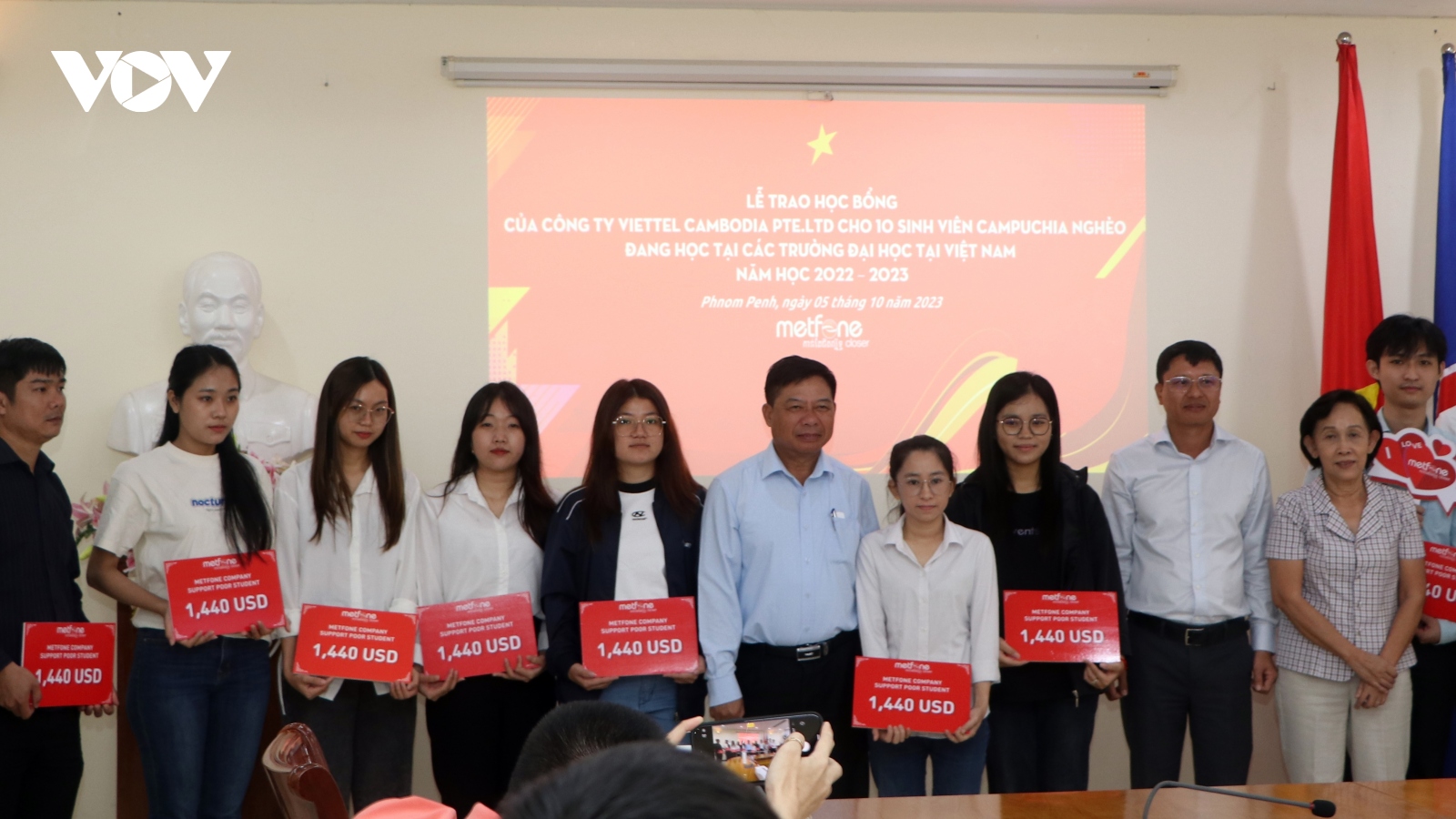 Doanh nghiệp Việt Nam trao tặng học bổng cho sinh viên Campuchia